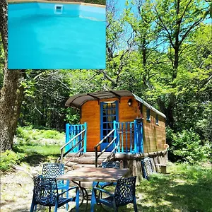 https://roulotte-bleuet-retour-aux-sources.hotels-rhonealpes.com